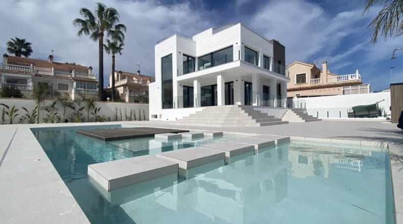 Villas(4) - Nueva villa con jardín