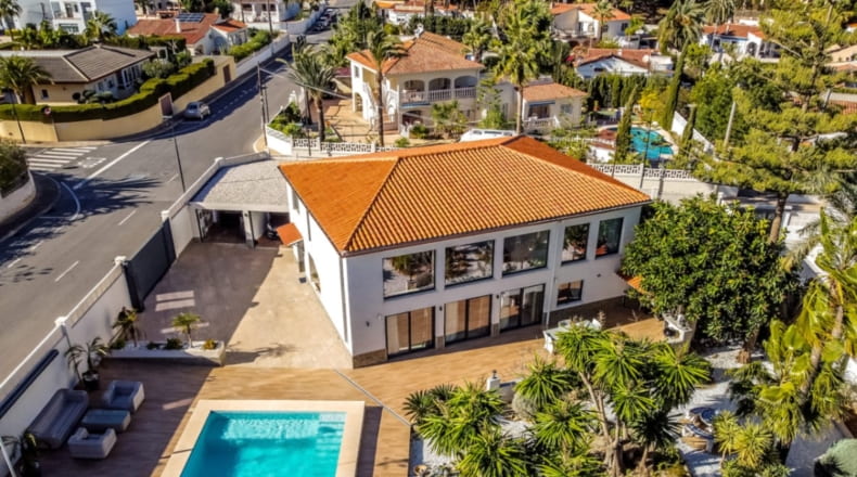 Villa con maravilloso jardín