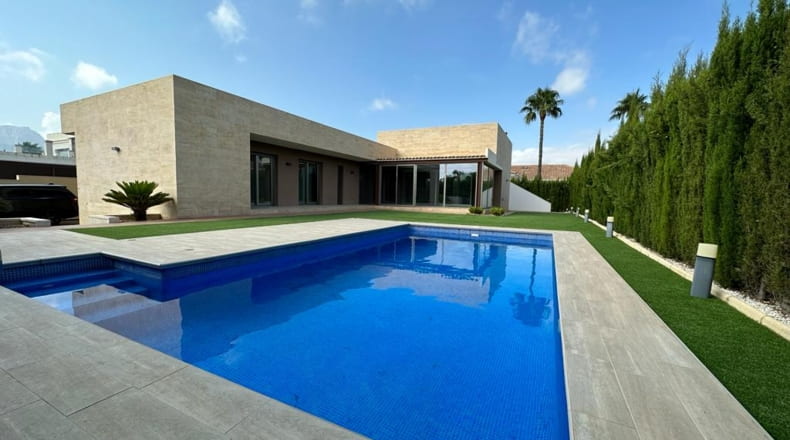 Cautivadora villa con elegancia moderna